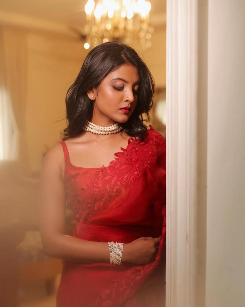 Nivedhithaa 9