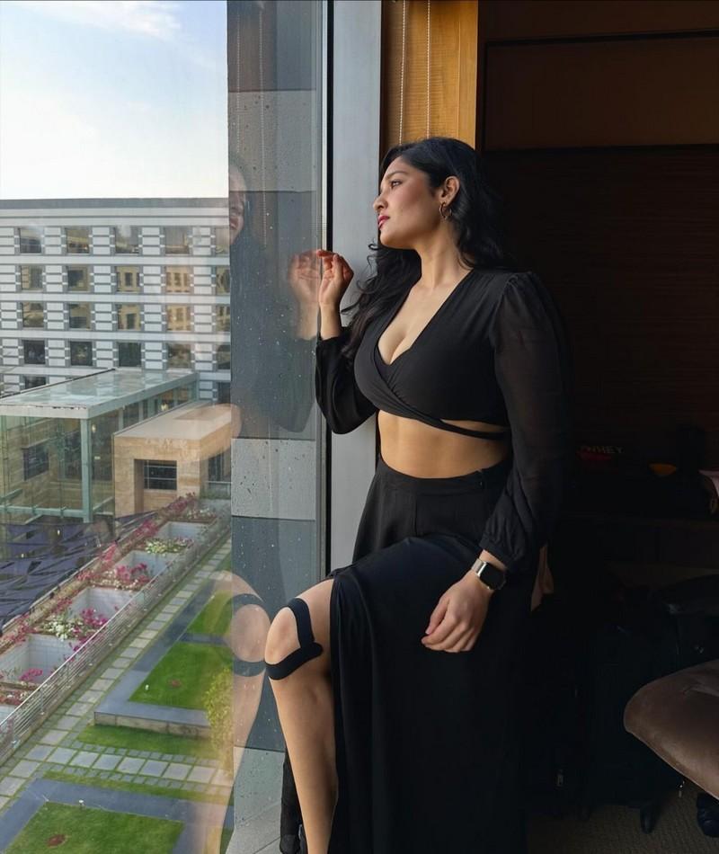 Ritika Singh 5