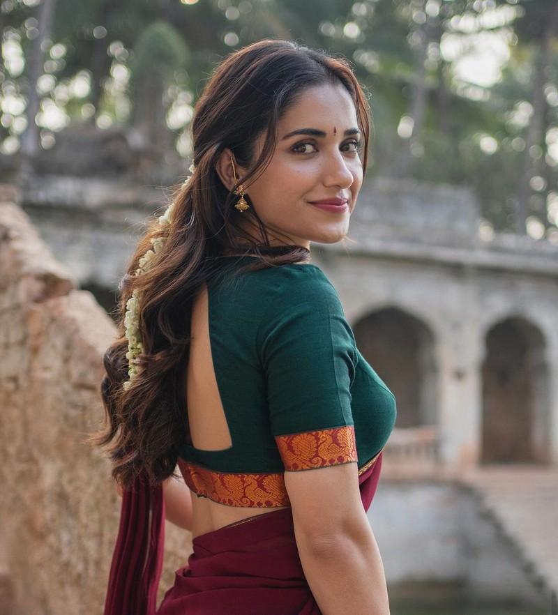 Ruhani Sharma 6