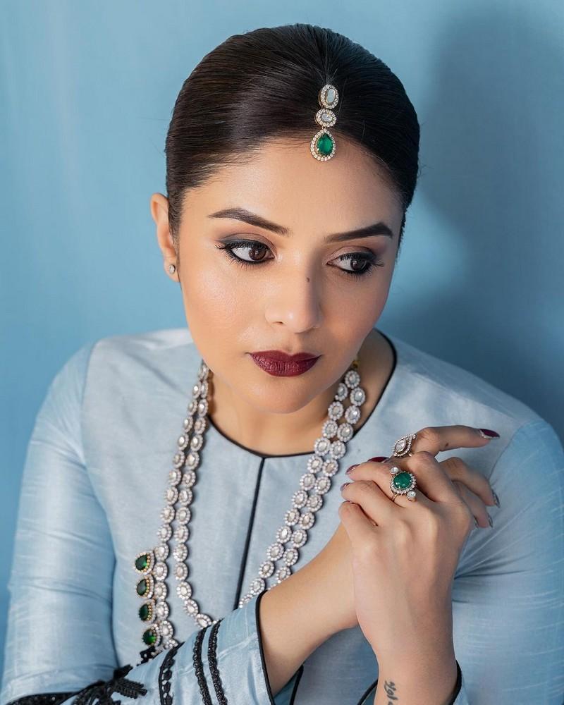 Sreemukhi 1