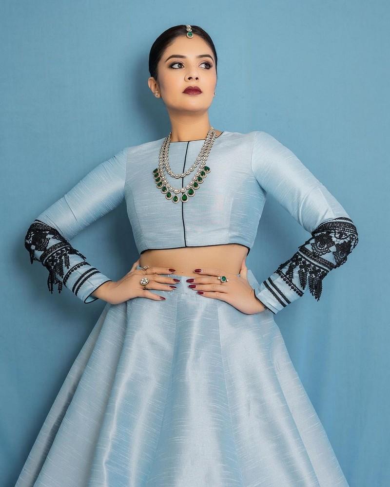Sreemukhi 10
