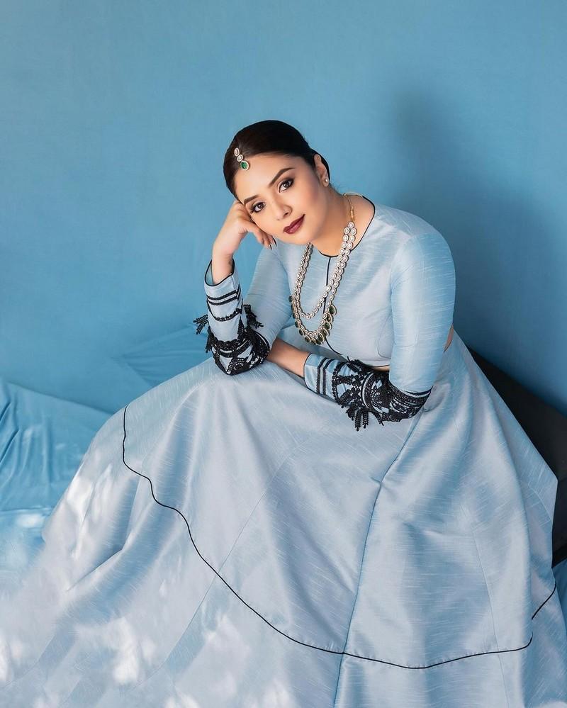 Sreemukhi 6