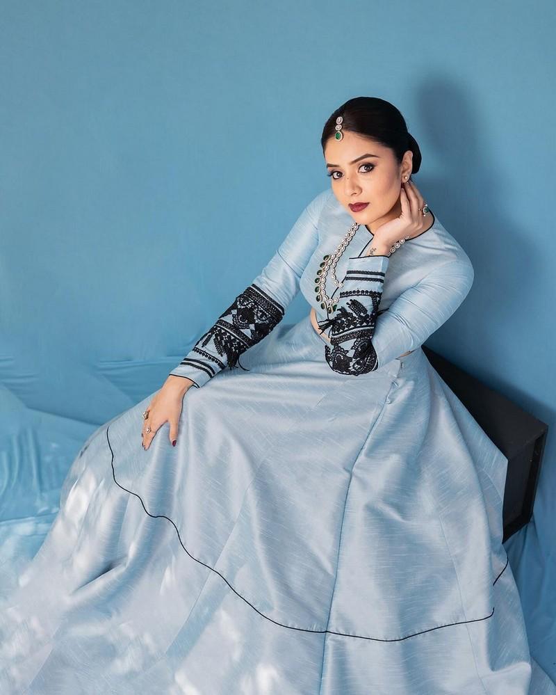 Sreemukhi 9