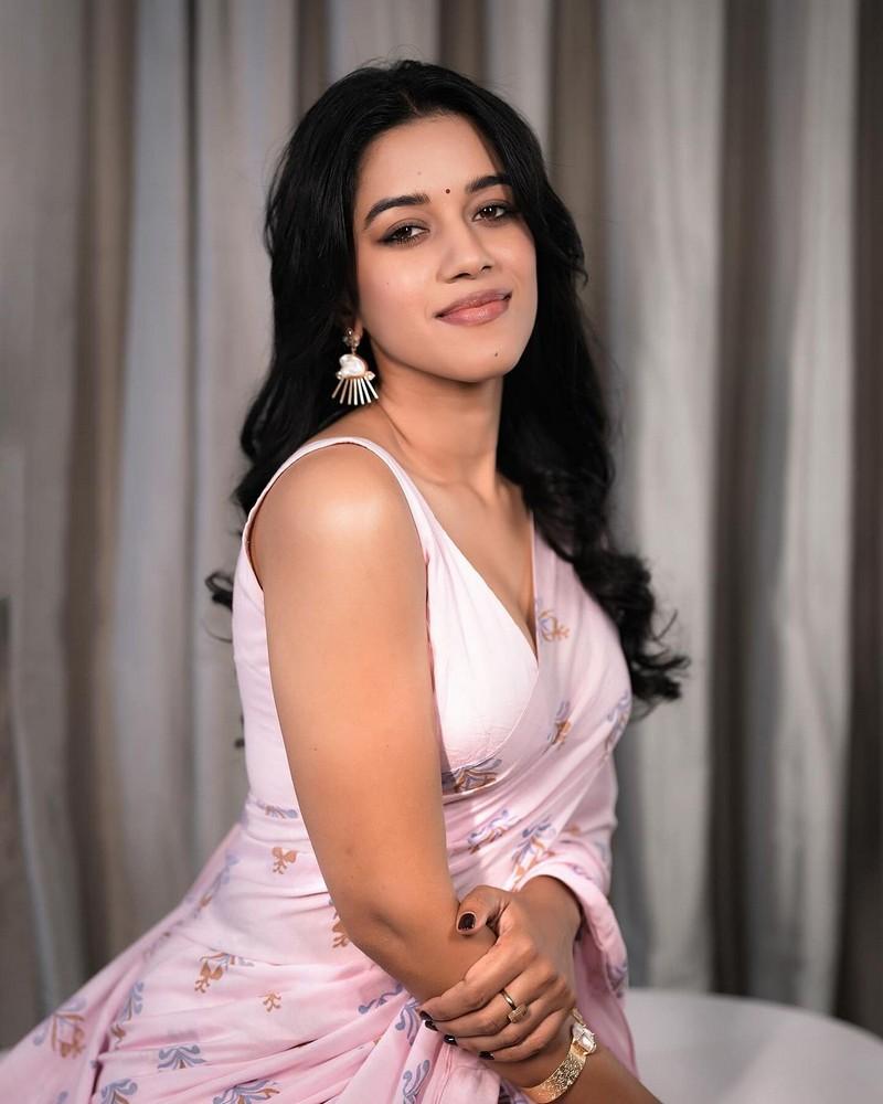Mirnalini Ravi 8