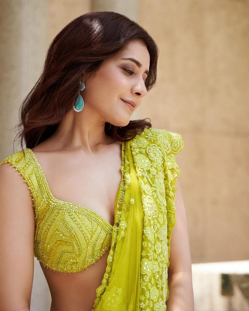 Raashii Khanna 2