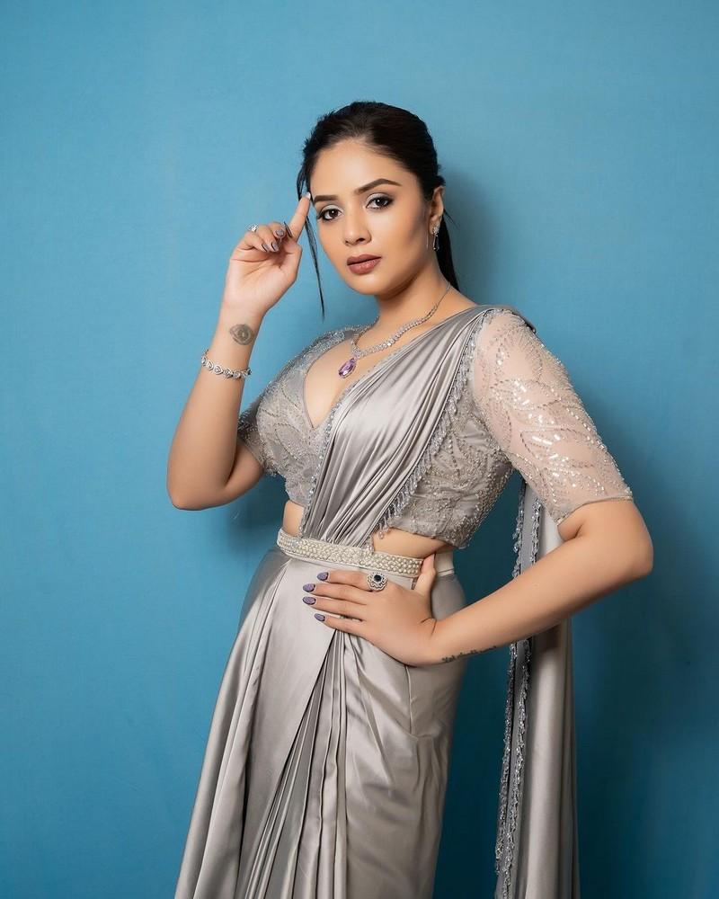 Sreemukhi 9