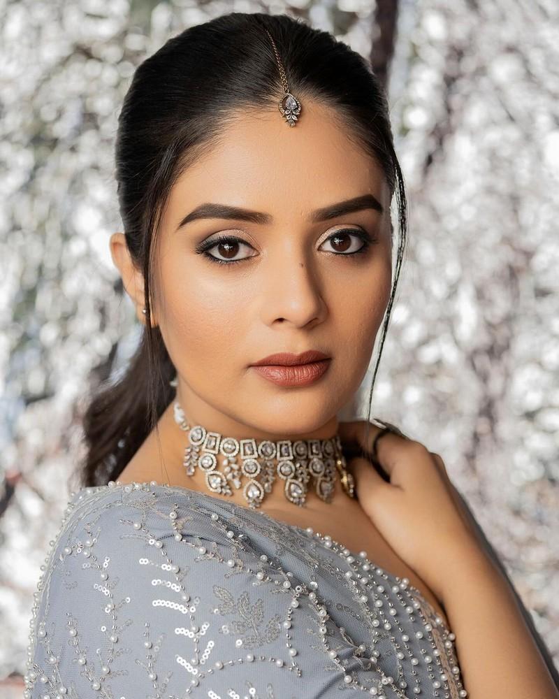 Sreemukhi 4