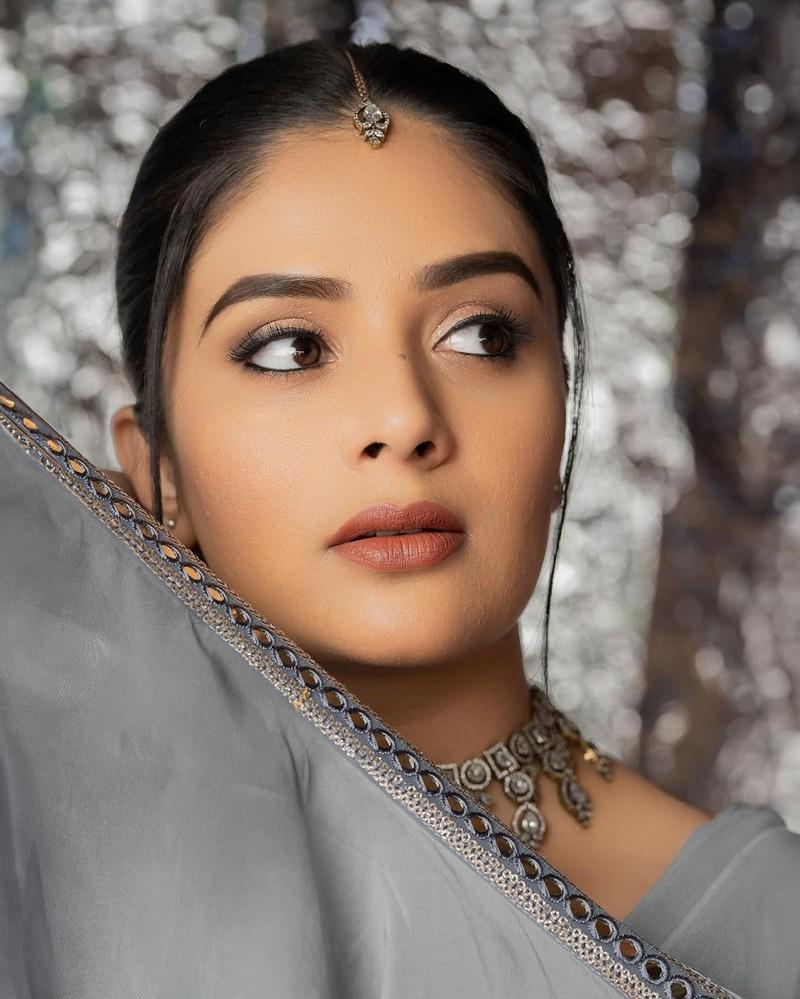 Sreemukhi 6