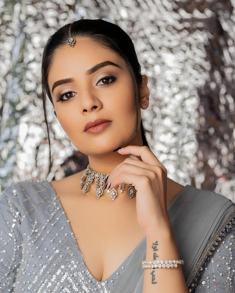 Sreemukhi 7