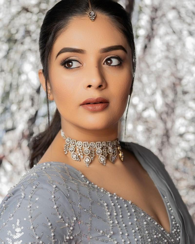 Sreemukhi 9