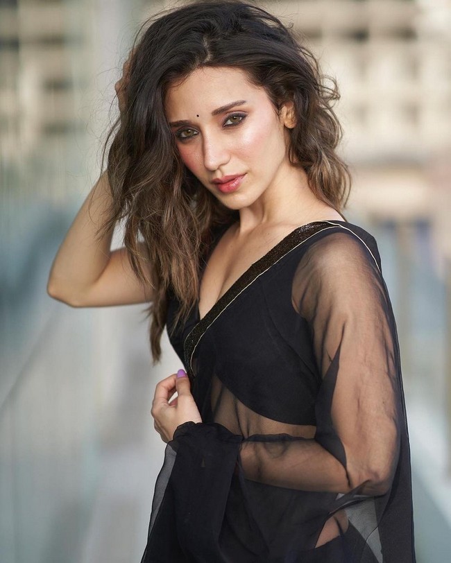 Heli Daruwala Looka Sizziling in Black Saree