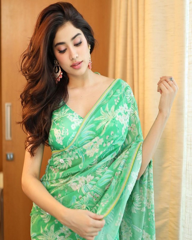Janhvi Kapoor Looking Beautiful in New pics