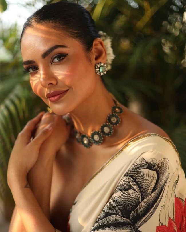 Esha Gupta Saree Stills