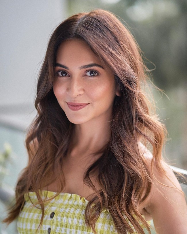 Kriti Kharbanda Trendy Cliks