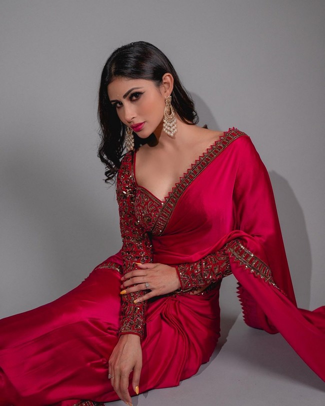 Mouni Roy Looking Cute in Pink Saree