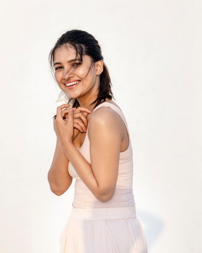 Vani Bhojan Looks Awesome in White Outfit