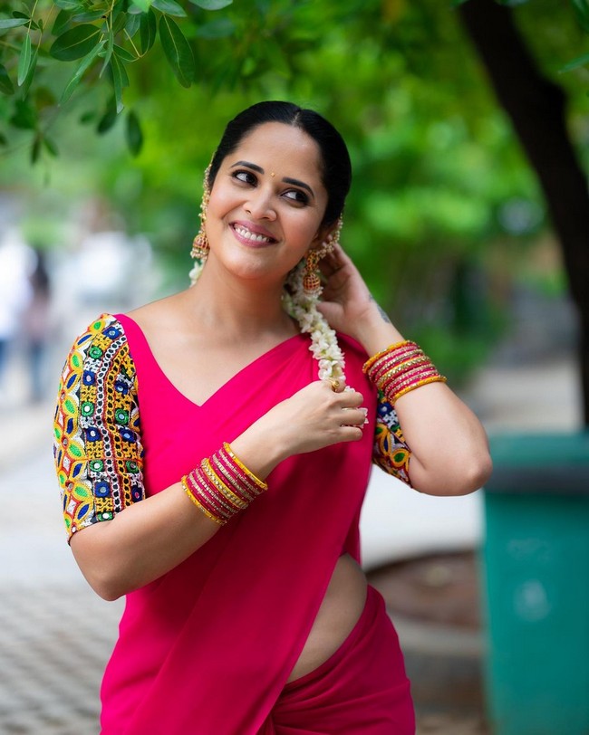 Anasuya Stunning Looks in Pink Saree