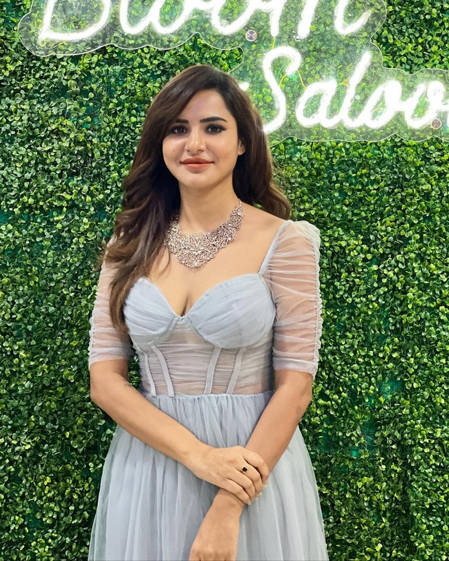 Ashu Reddy Looking Pretty