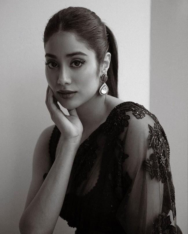 Janhvi Kapoor Trendy Cliks in Black Saree