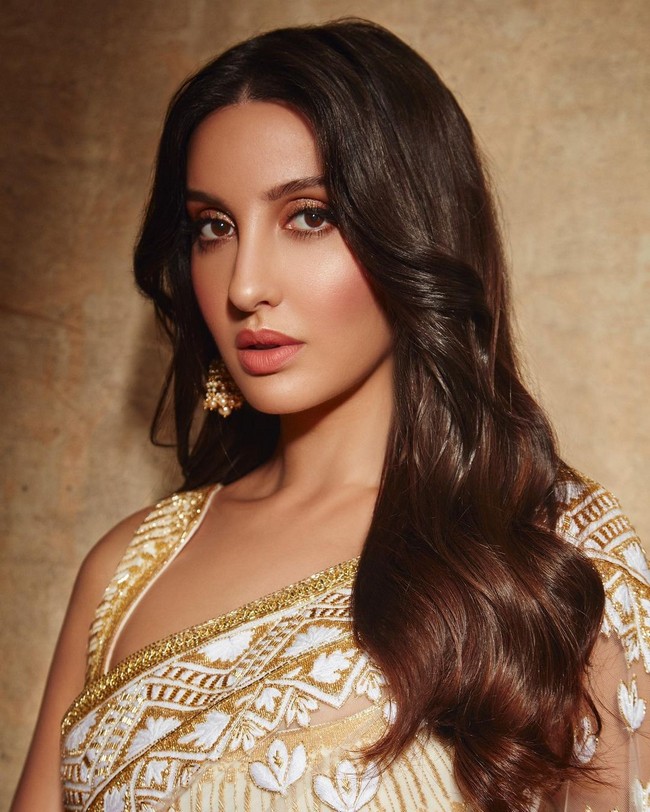 Nora Fatehi Looking Stylish in Saree