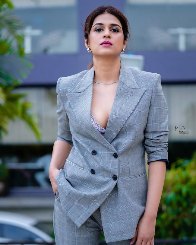 Shraddha Das Looking Delightful in Silver Suit