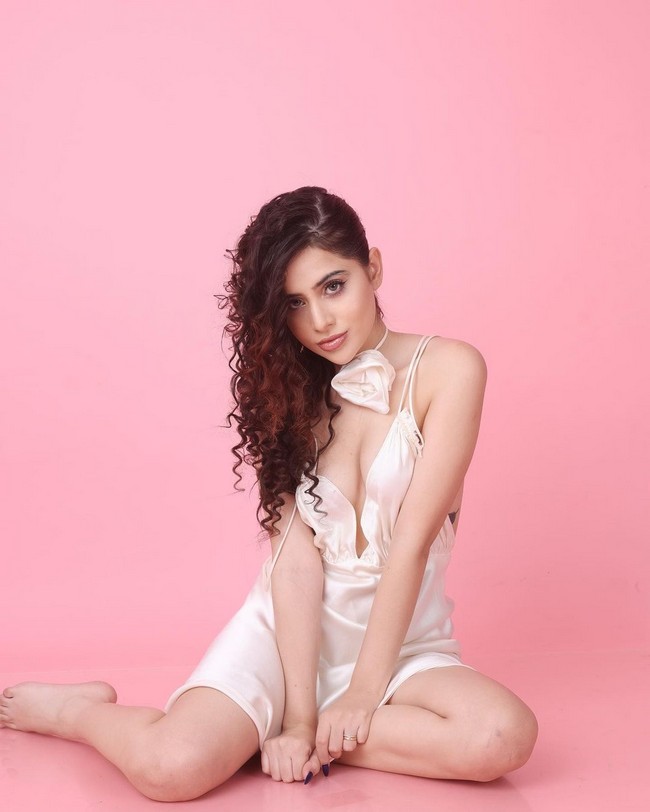 Uorfi Sexy Stills