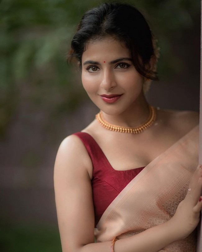 ISWARYA MENON Stunning Cliks in Saree