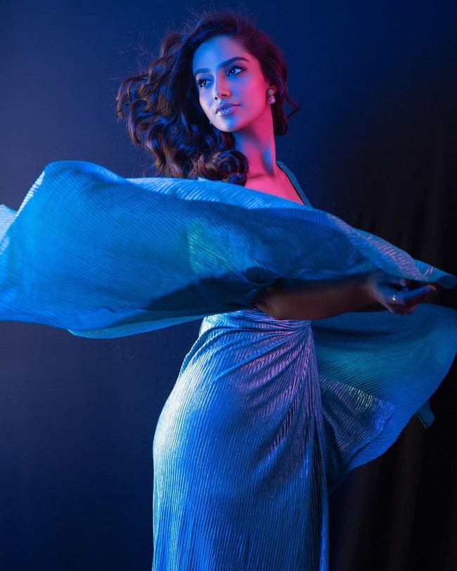 Meenakshii Chaudhary Looking Gorgeous