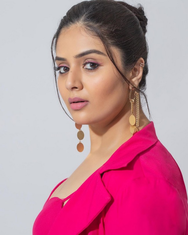 Sreemukhi Looking Fabulous in Pink Suite