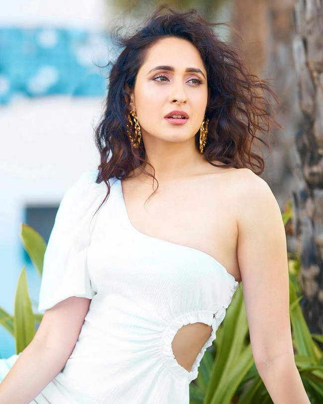 Pragya Jaiswal_8