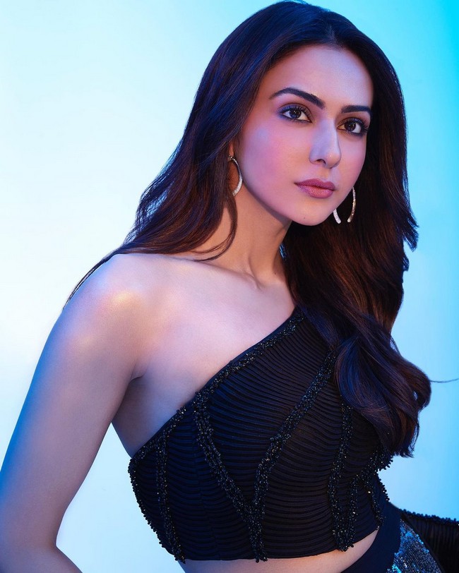 Rakul Looks Gorgeous in Her New Stills