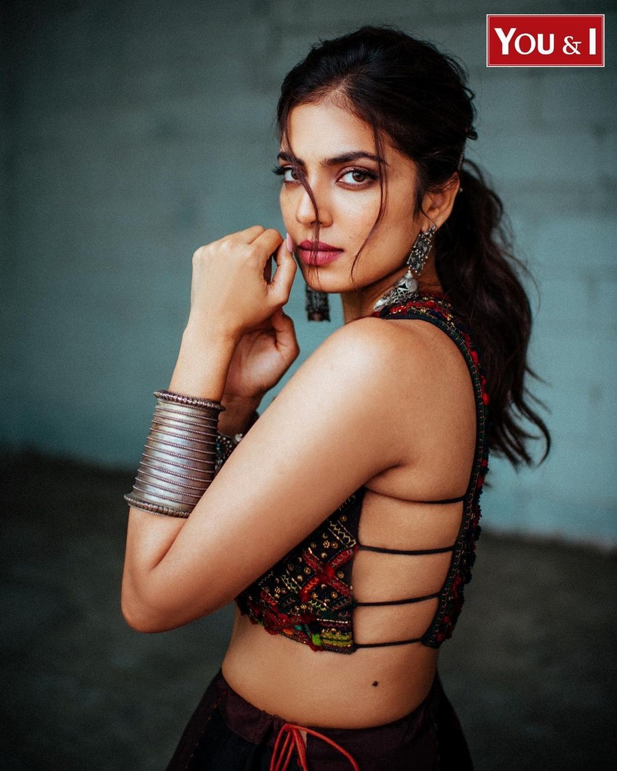 Malavika Mohanan Looks Sexy in Black Dress