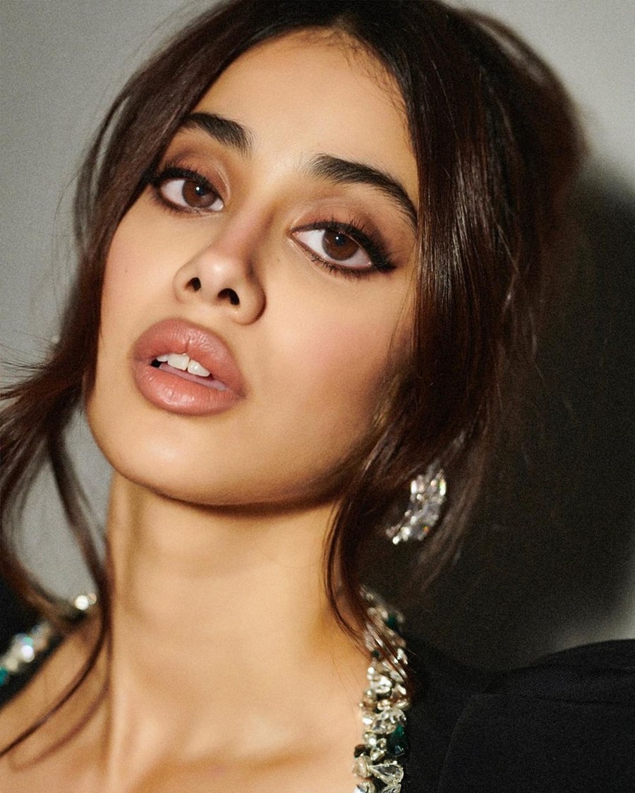 Janhvi Kapoor Lookin Sexy in Black Outfit
