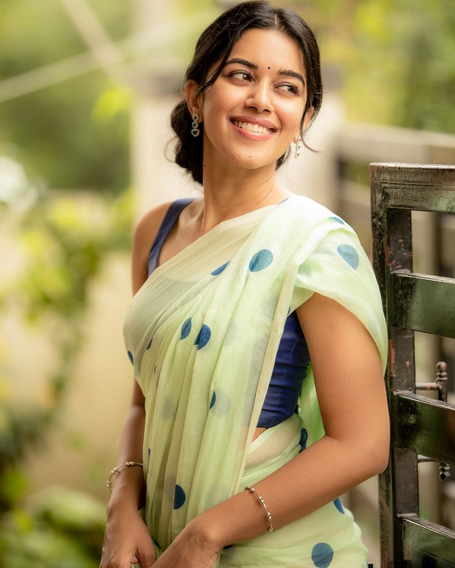 Mirnalini Ravi Looking Gorgeous in Saree
