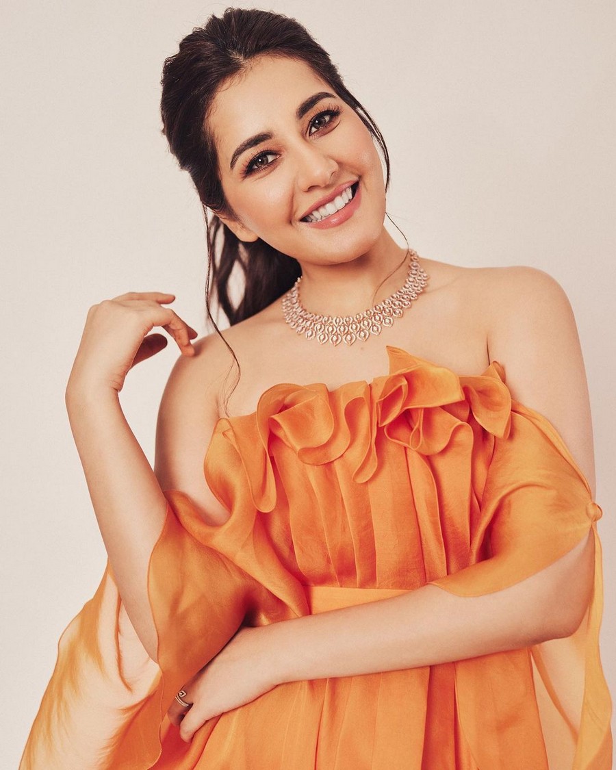Raashii Khanna Looks Beautiful