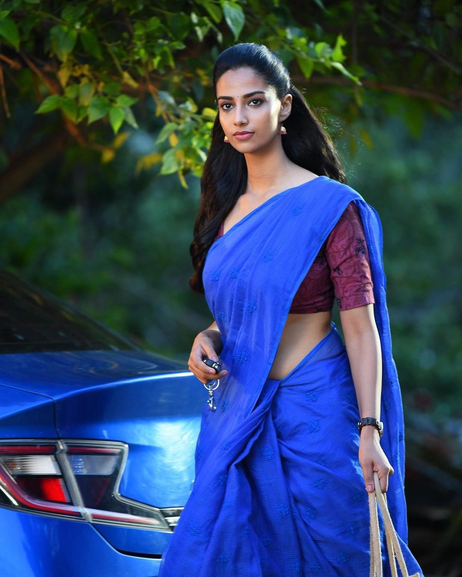 Actress Meenakshii Chaudhary Saree Stills