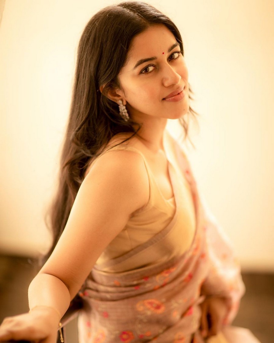 Mirnalini Ravi Looking Amazing in Saree