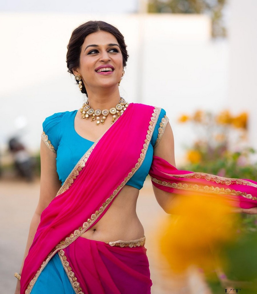 Shraddha Das Looking Traditional in Pink Half Saree