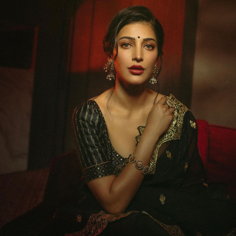 Shruti Haasan Looking Delightful in Black Saree