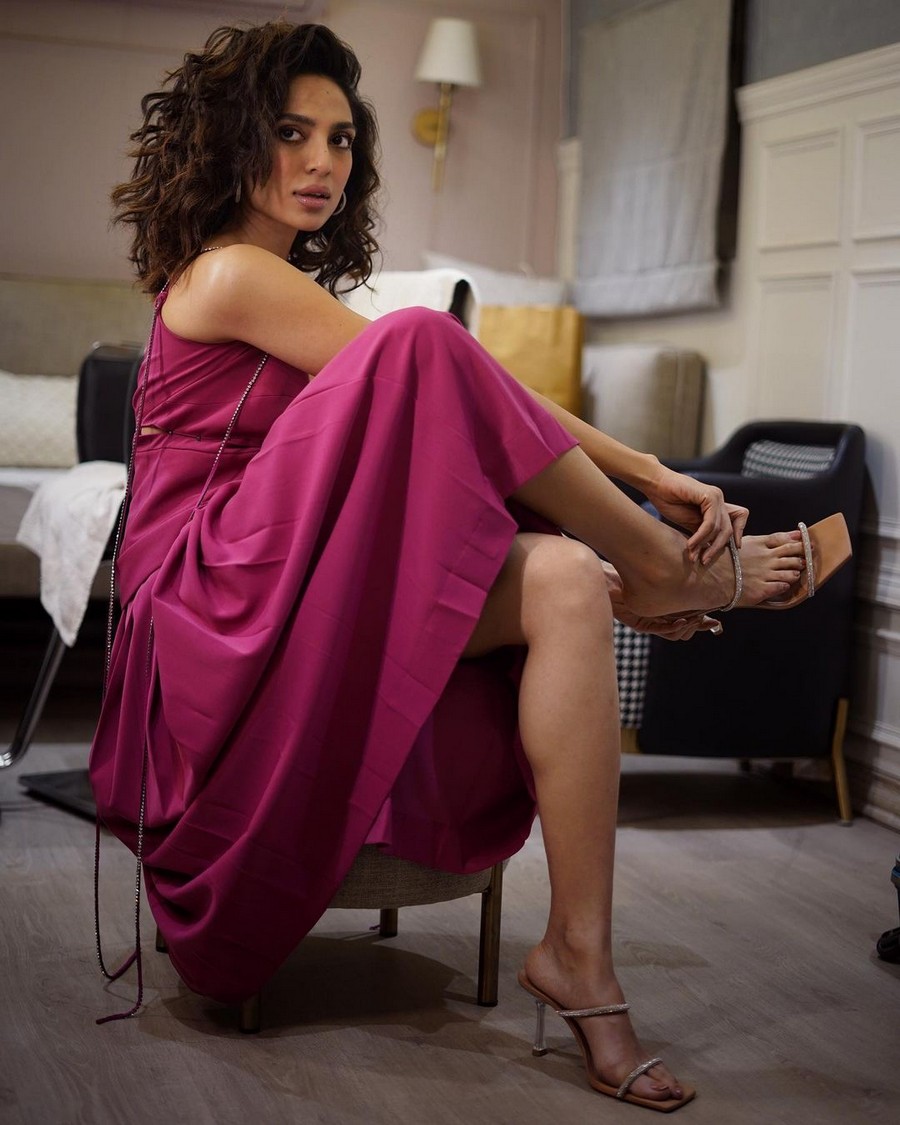 Sobhita DhulipalaLooking Gorgeous in Pink Dress