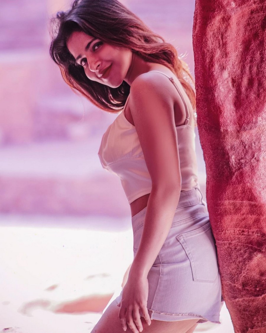 ISWARYA MENON Trendy Cliks