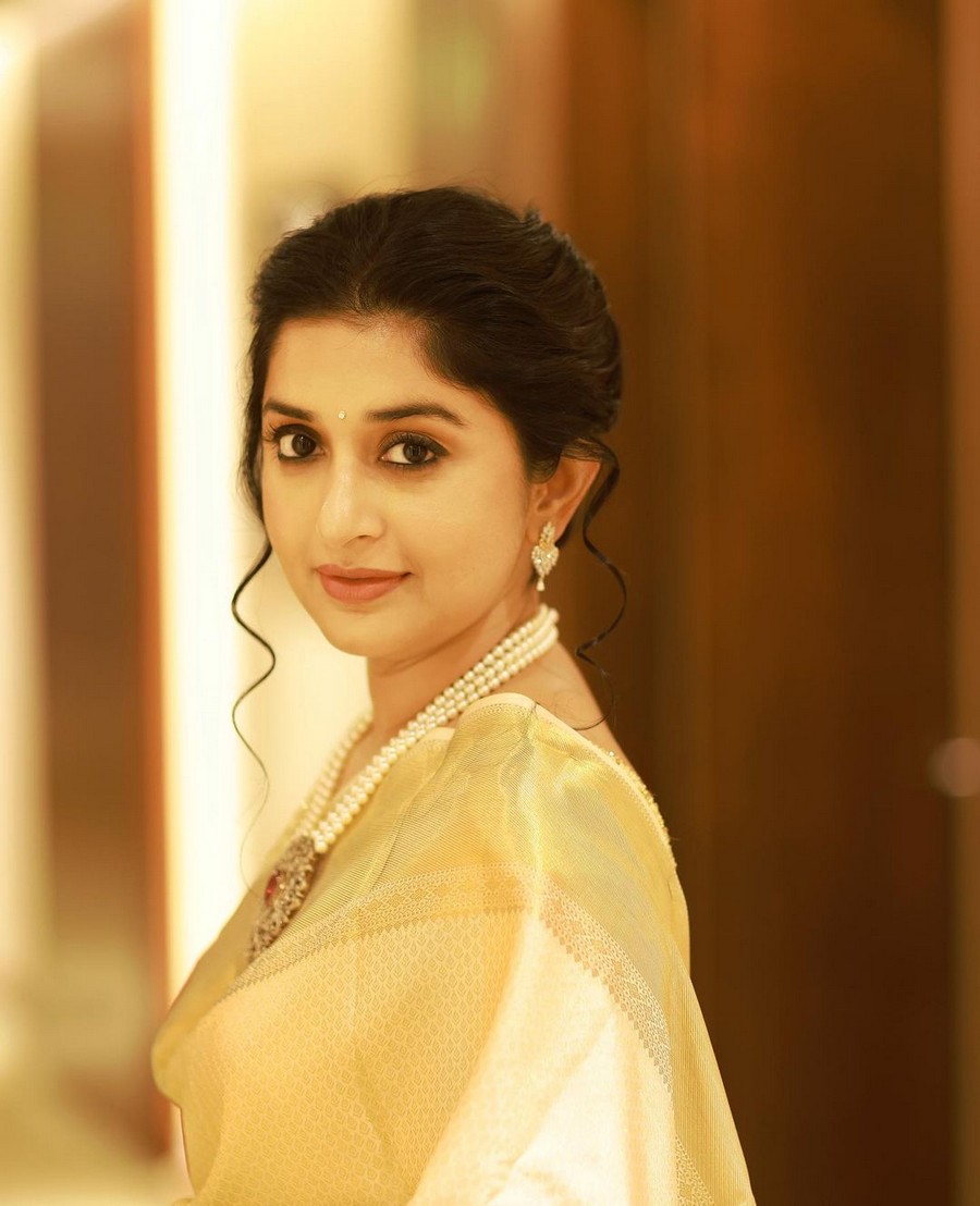 Actress Meera Jasmine Beautiful Stills in Shiny Saree