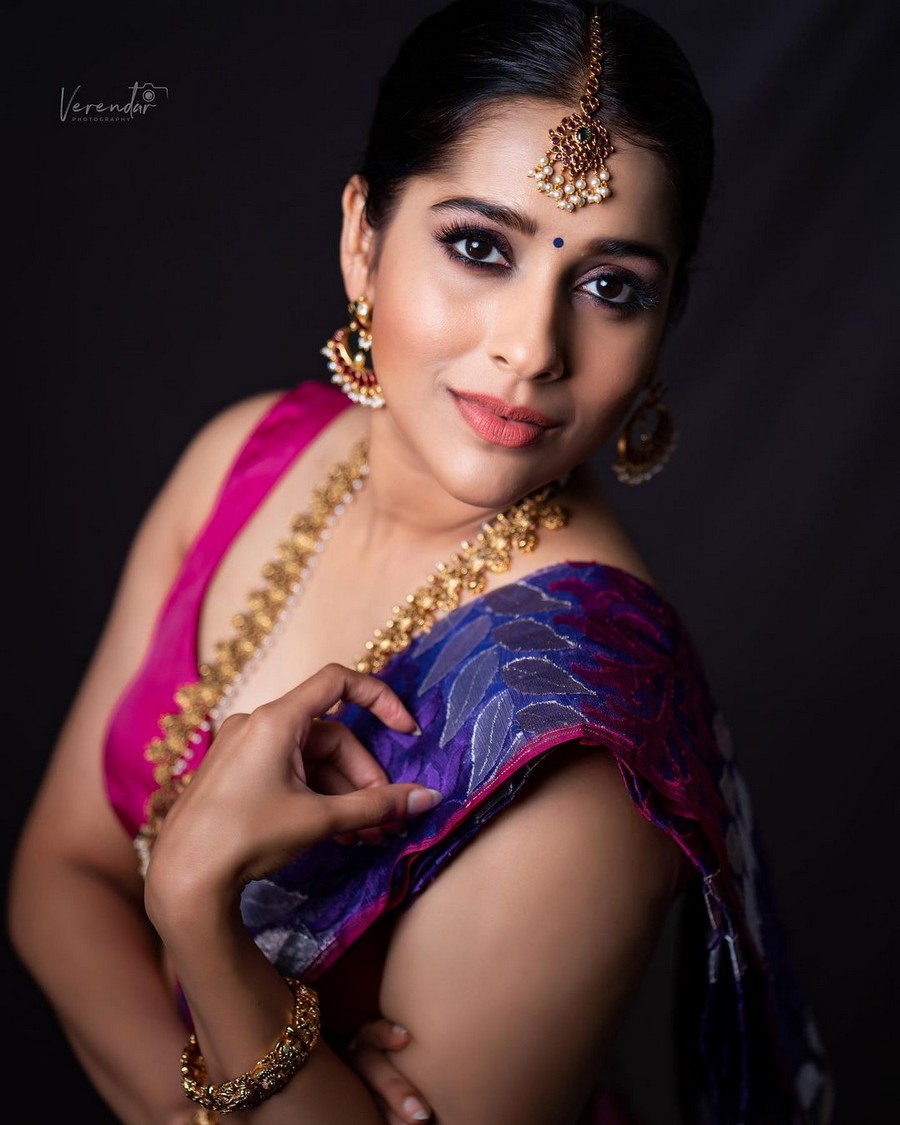 Anchor Rashmi Gautam Looking Traditional in Saree