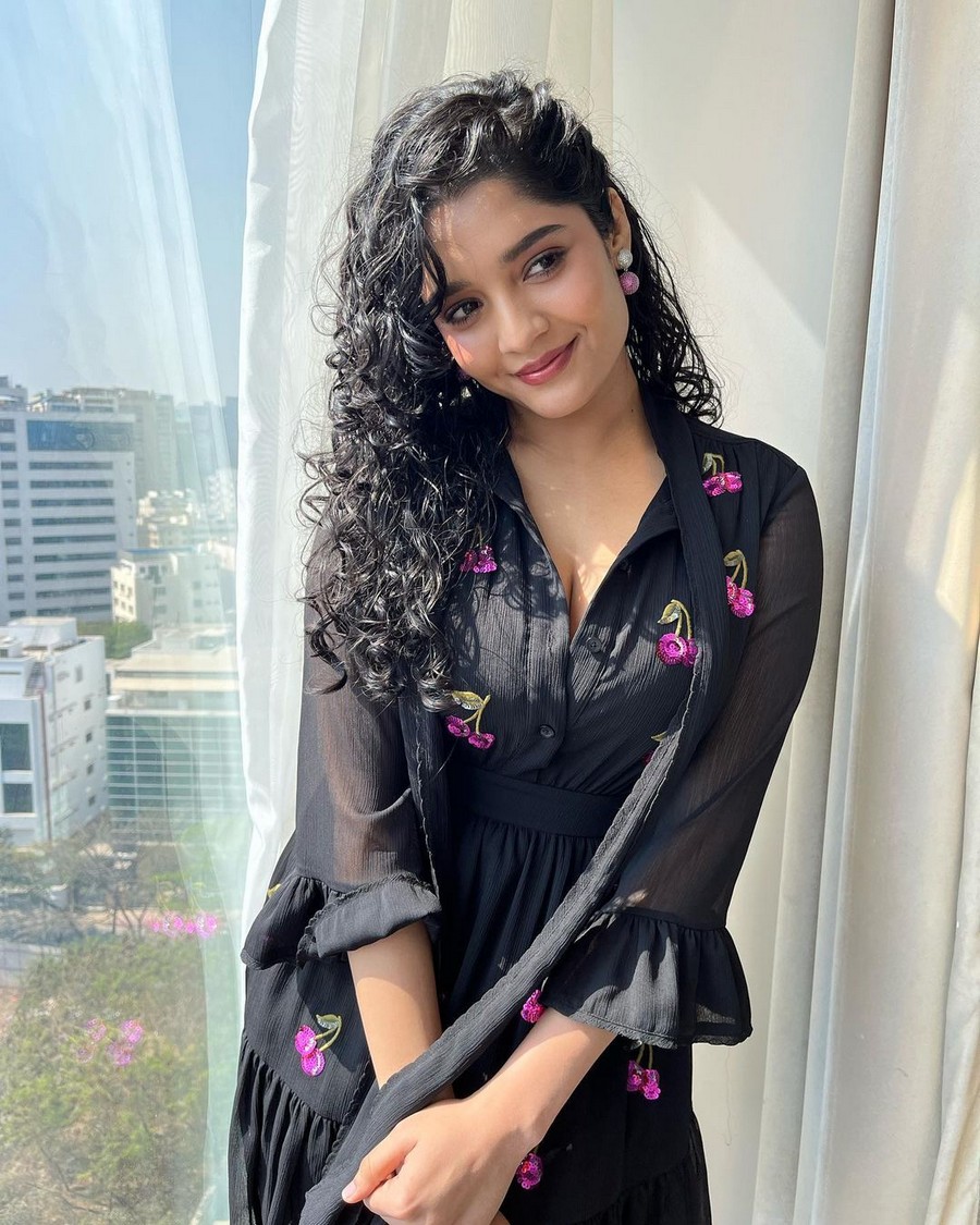 Ritika Singh Beautiful Stills