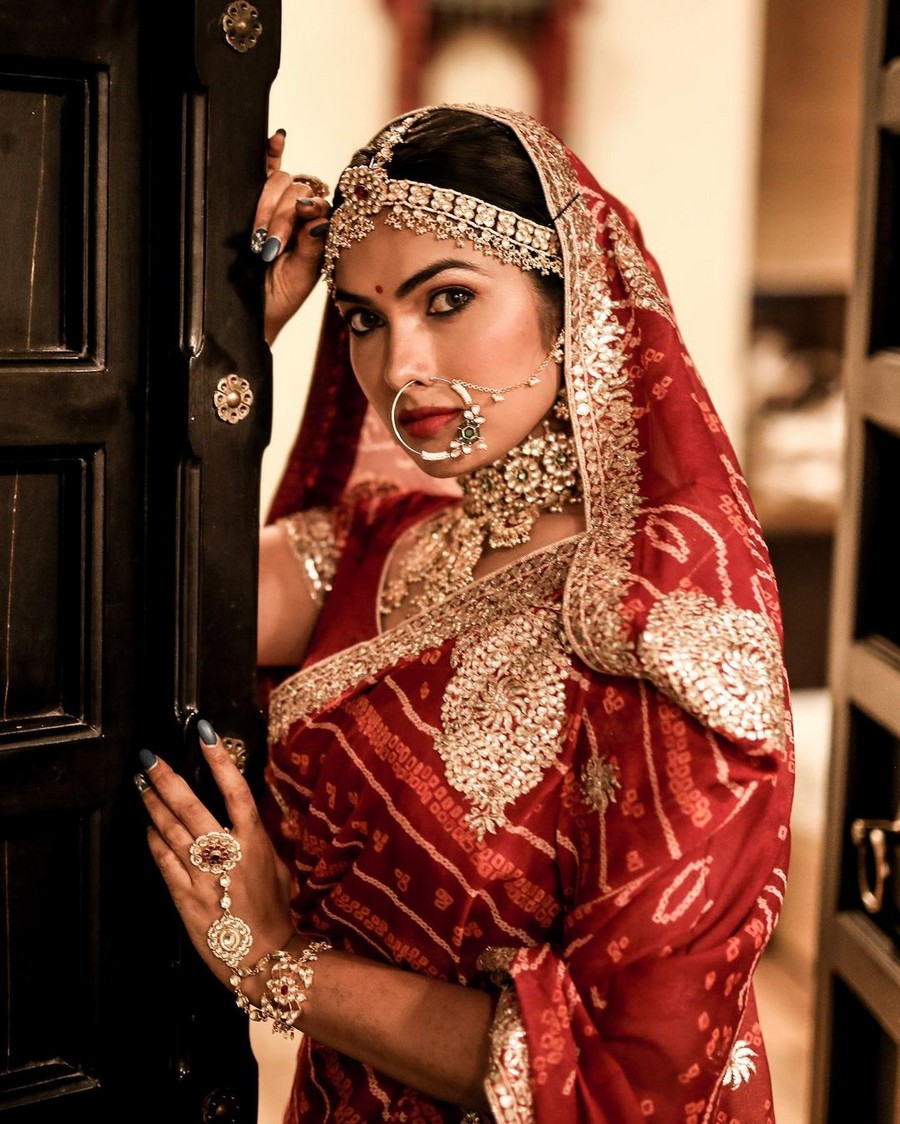 Divi Vadthya Looking Traditional in Red Saree