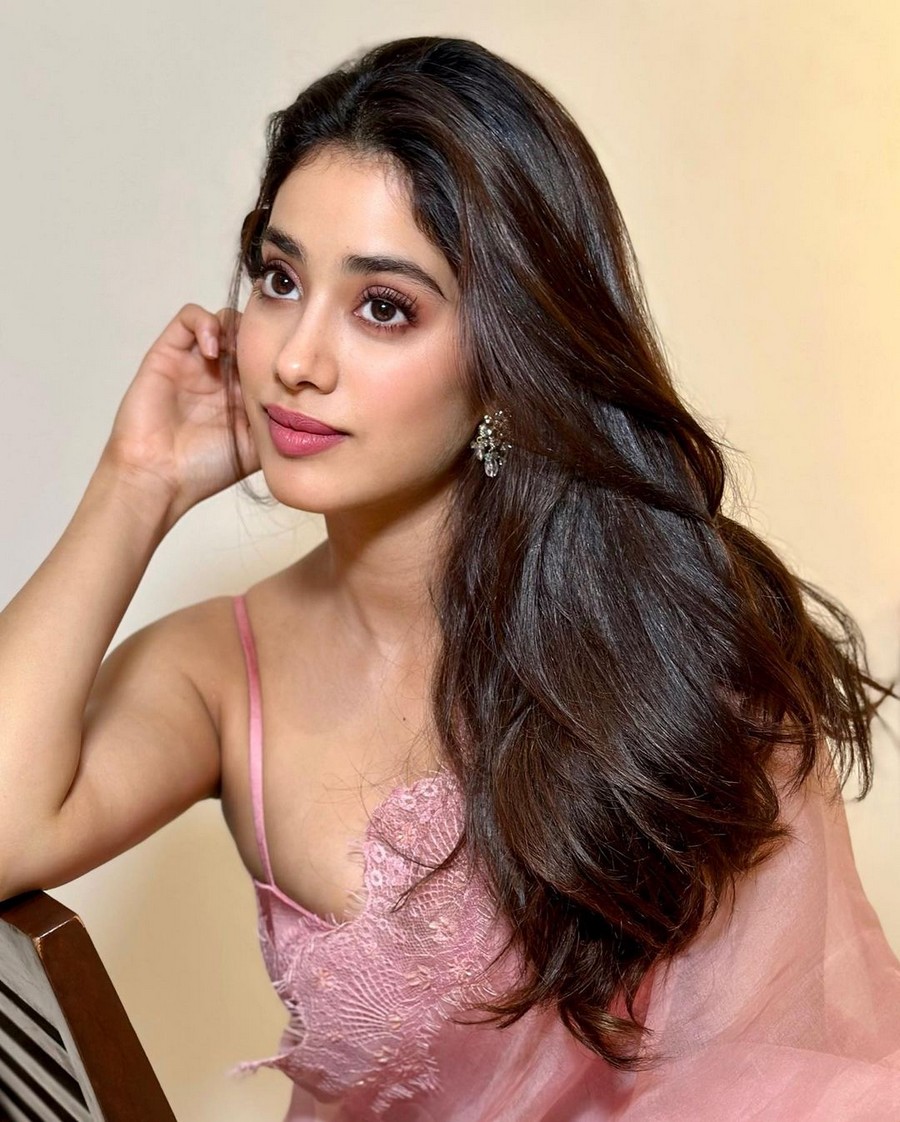 Janhvi Kapoor Looking Beautiful in Saree