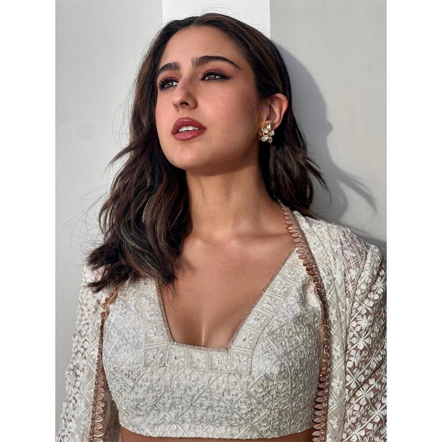 Actress Sara Ali Khan Awesome Looks