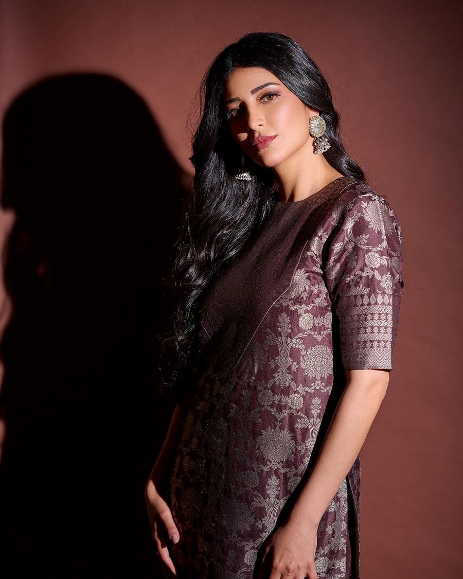 Alluring Poses Of Shruti Haasan in Dress