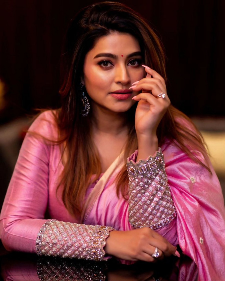 Sneha Looks Mesmerising in Shiny Dress