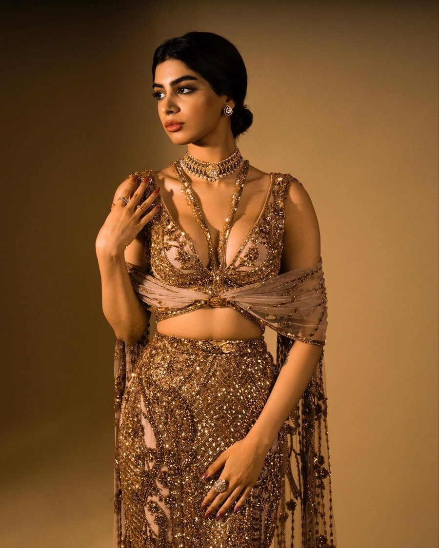ᴋʜᴜsʜɪ ᴋᴀᴘᴏᴏʀ Looking Delightful in Designer Outfit